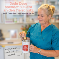 Tierärztin Dr. Schoen wirft eine Münze in eine Spendendose, 50 Cent jeder Dose gehen an den Tierschutz