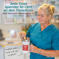 Tierärztin Dr. Schoen wirft eine Münze in eine Spendendose, 50 Cent jeder Dose gehen an den Tierschutz