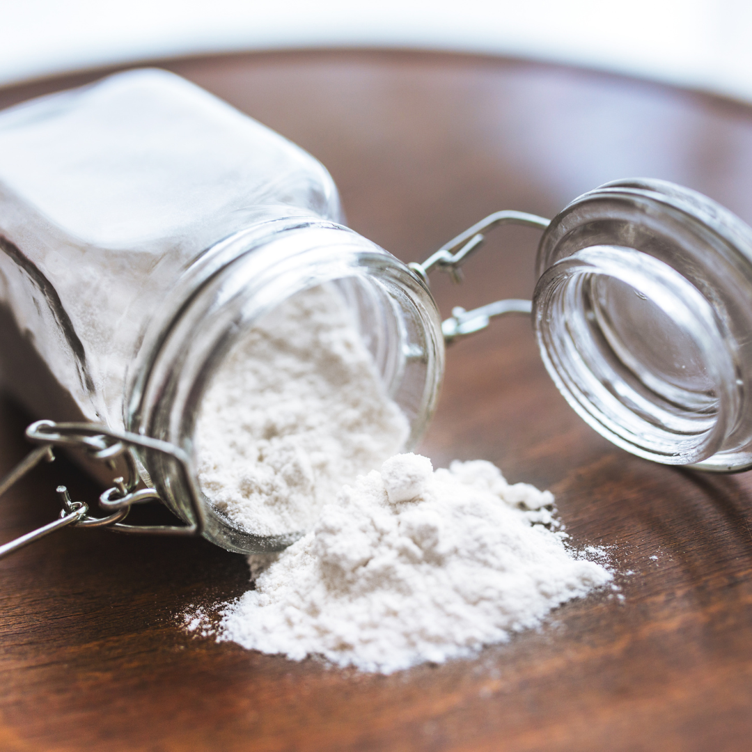 Chondroitin als weißes Pulver aus einem Glas
