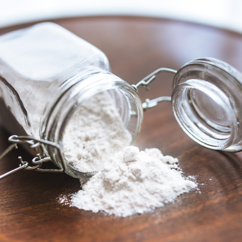 Chondroitin als weißes Pulver aus einem Glas