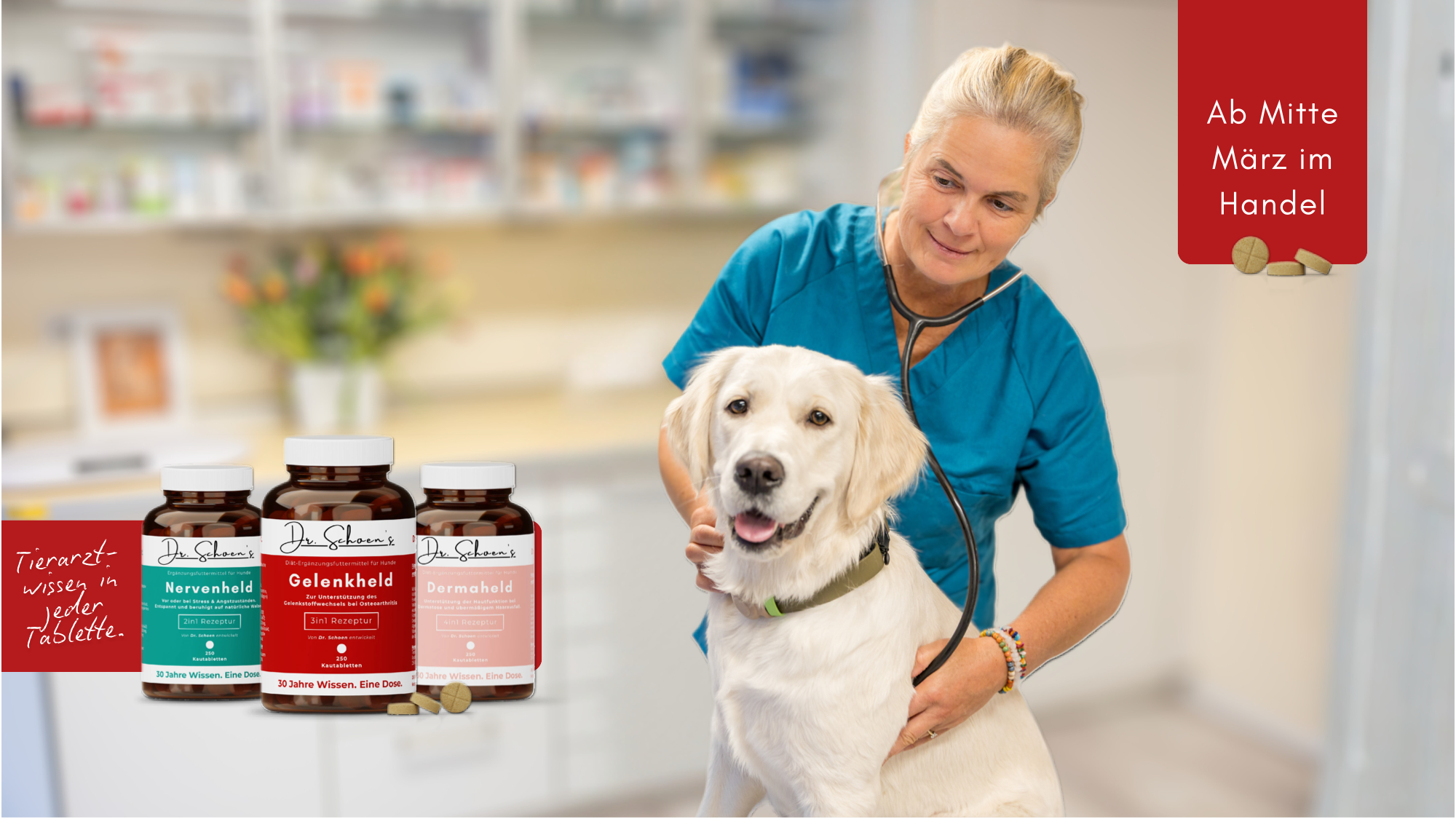 Tierärztin Dr. med. vet. Rikea Schön mit einem Golden Retriever in ihrer Praxis, davor die drei Dosen Nervenheld, Gelenkheld und Dermaheld